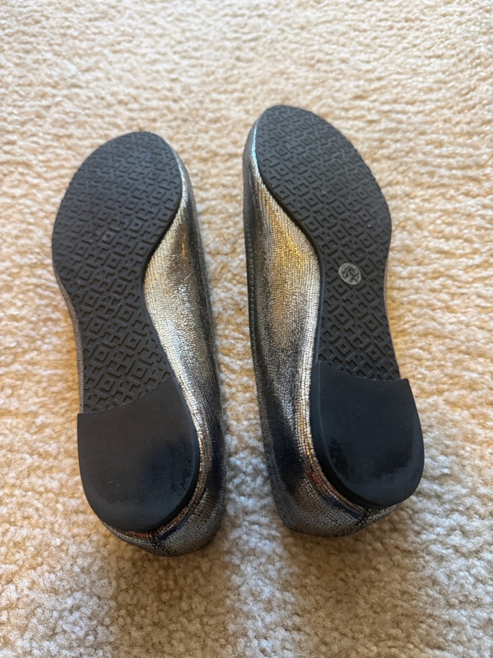 Tory Burch Silver Metallic Logo Ballet Flats 7.5 - Picture 2 of 5